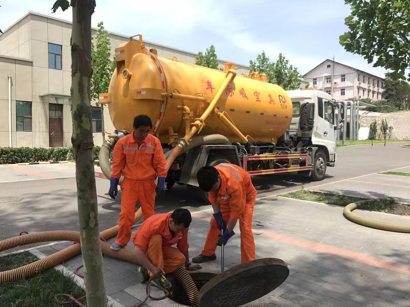 凤凰管道疏通车停在窨井附近