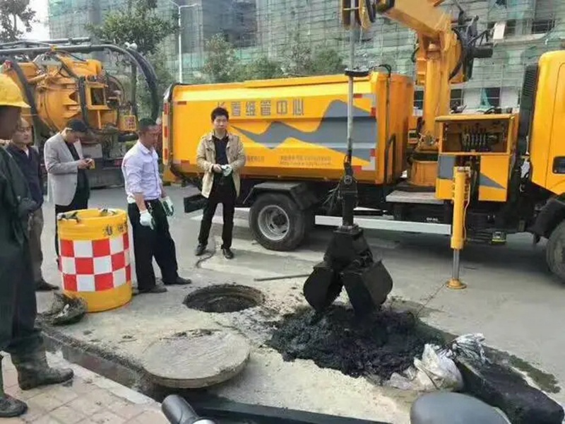 凤凰街道：网格员化身“清道夫”，为民解忧疏通“堵心”化粪池