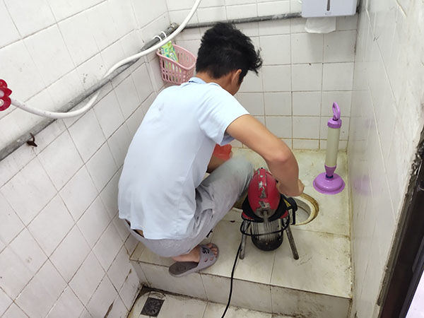 凤凰管道堵塞冒臭气 专业师傅现场解决问题