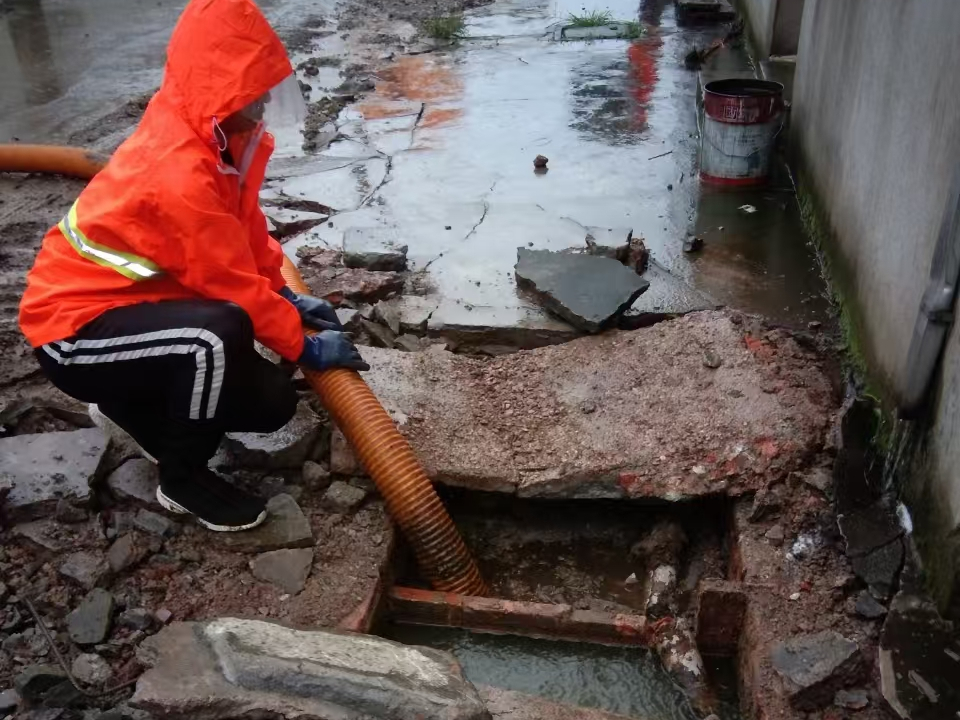 凤凰专业清理污水池 炜誉市政以规范流程守护城市 “肠道”