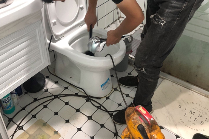 凤凰马桶堵塞自己疏通还是找师傅？专业上门服务让你省时更省心