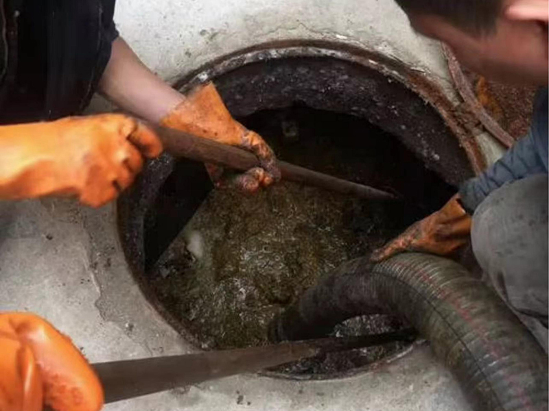 凤凰清理化粪池时如何避免沼气的危害？